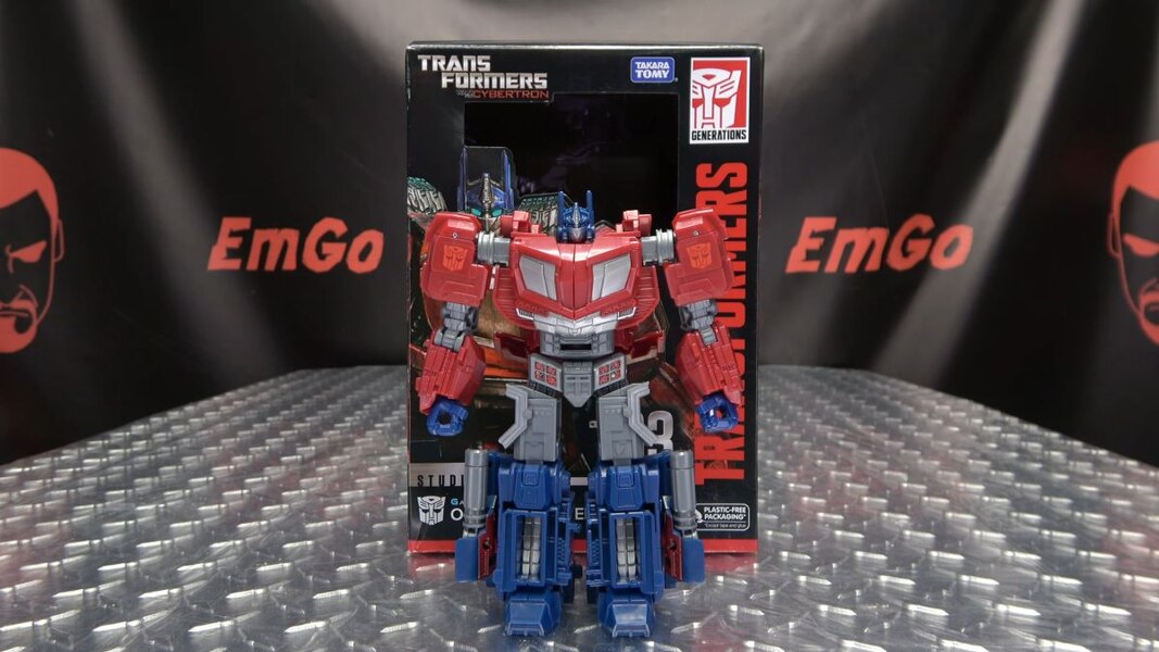 Image Of Gamer Optimus Prime In Hand Video Review From Transformers Studio Series  (1 of 37)